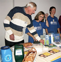 1.	Museum Volkenkunde Leiden, november 2008. Vrijwilligers van Amnesty Noordwijk en Amnesty-Oegstgeest verzamelen handtekeningen voor een ondersteuningsactie van mensenrechtenactivisten in Iran, Myanmar en Zimbabwe.