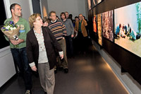 Wethouder mevr. van Oortmerssen bekijkt de Amnesty-fototentoonstelling in Volkenkunde.